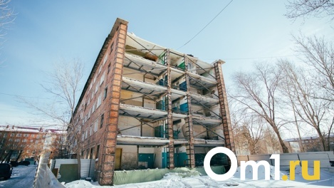 «Блюда с экзотическим ароматом»: Илья Варламов* записал видео об омской общаге с унитазами на кухне