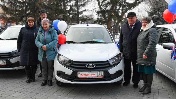 Омским труженикам сельского хозяйства вручили 16 автомобилей