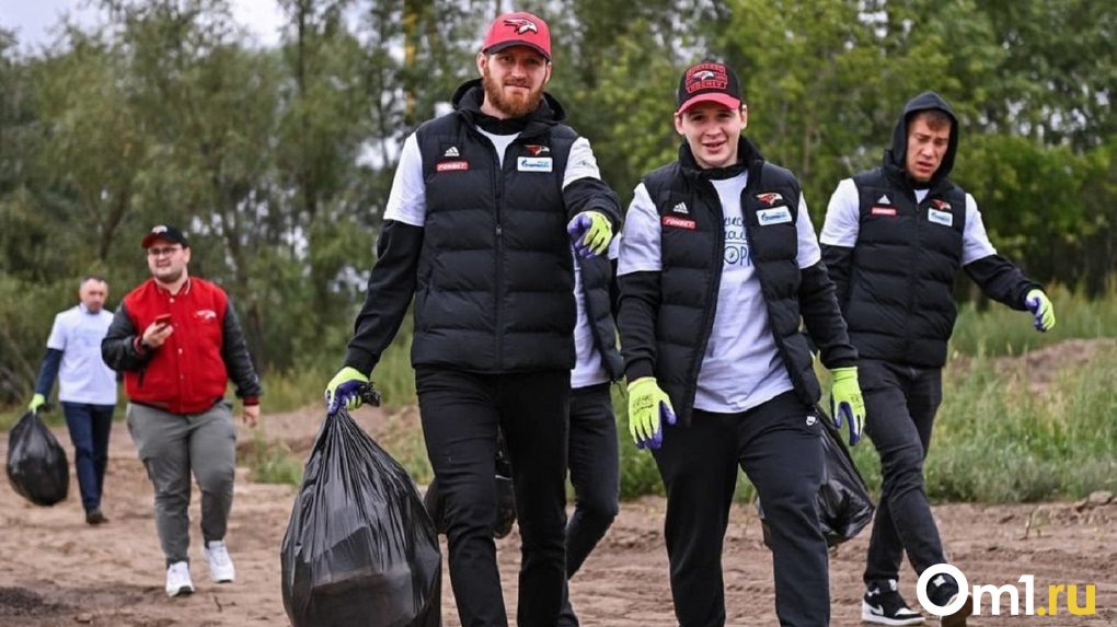 Виталий Хоценко и хоккеисты «Авангарда» приняли участие в акции «Особенности национальной уборки»