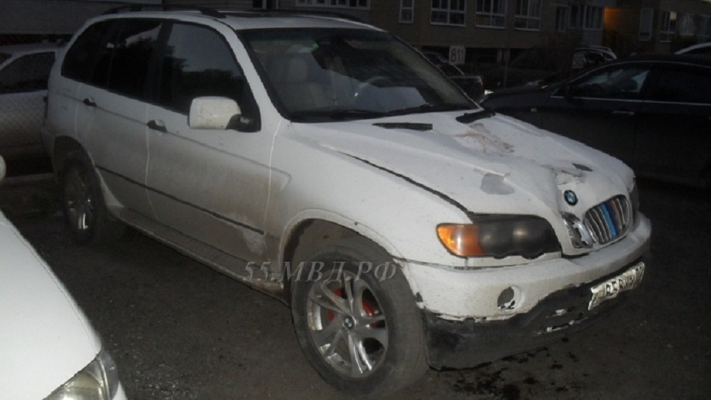 В Омске посадили водителя BMW, который насмерть сбил дорожного рабочего и спрятался в бане