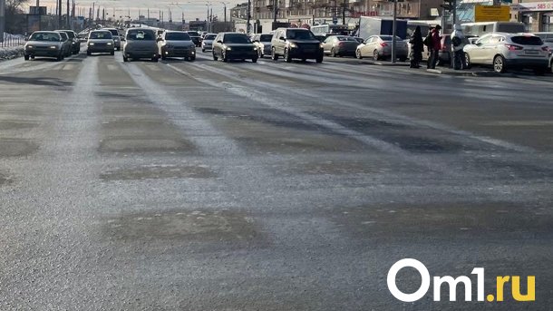 На омской дороге нашли опасно торчащую арматуру