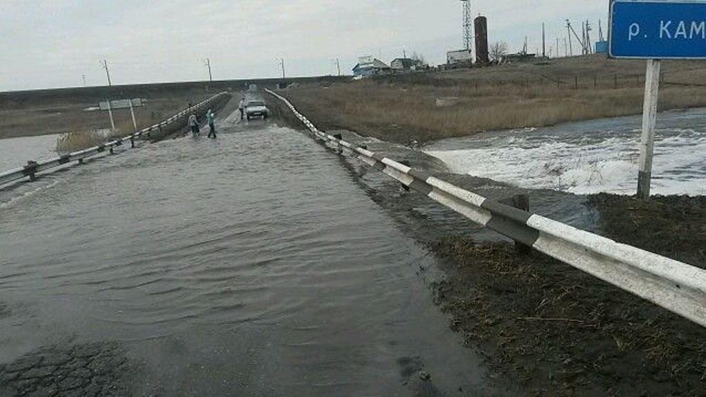 Омичи опасаются, что вода размоет мост недалеко от города