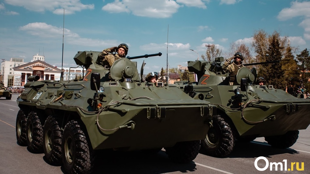 Танки и строевой шаг: появилось видео, как мобилизованные проходят боевое слаживание в Омске