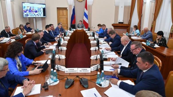 Виталий Хоценко призвал глав районов Омской области лично курировать семьи участников СВО