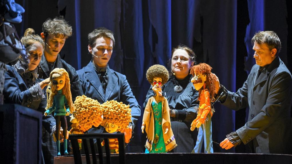 «Это не жуткие американские зомбаки»: в омском театре кукол представили готический спектакль
