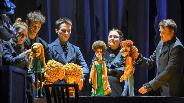 «Это не жуткие американские зомбаки»: в омском театре кукол представили готический спектакль