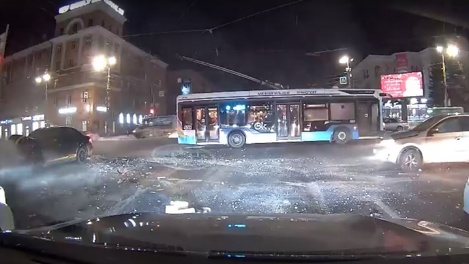 ДТП в центре Омска: легковушка снесла дорожные знаки на островке безопасности
