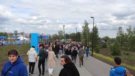 Новосибирцы стоят в огромной очереди на Vk Fest ради автографа Димы Масленникова