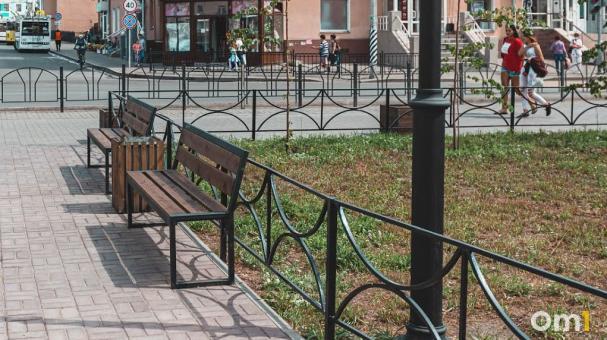 В омском Солнечном водитель насквозь пробил пешеходный заборчик