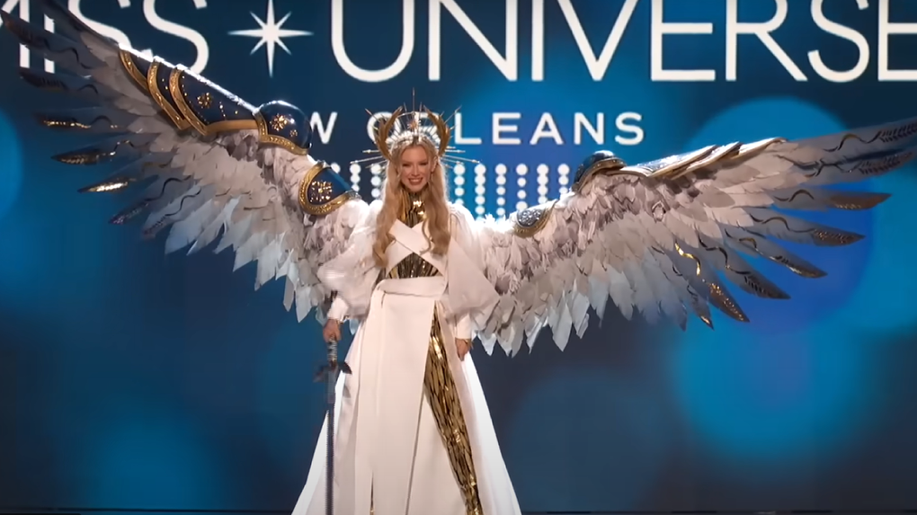 Модель из Украины Виктория Апанасенко вышла в наряде с мечом и крыльями на конкурсе «Мисс Вселенная-2022»