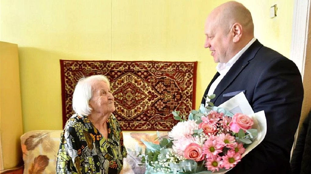 Мэр Омска пообещал отремонтировать квартиру одной из старейших жительниц