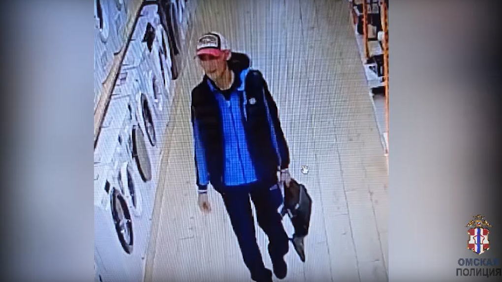В Омске разыскивают парня в яркой бейсболке, совершившего кражу в магазине техники