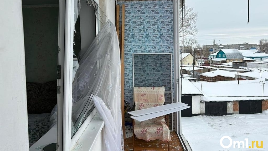 Омичи пытаются помочь девушке, у которой взорвался балкон в жилом доме
