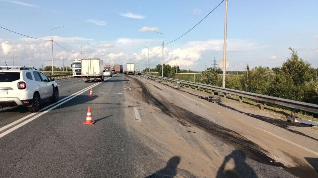 В страшной аварии в Мулловке пострадала девушка. Видео с места ДТП