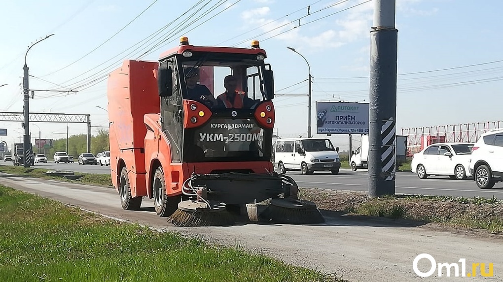 В Омске появилась новая спецтехника за 120 млн рублей для уборки тротуаров