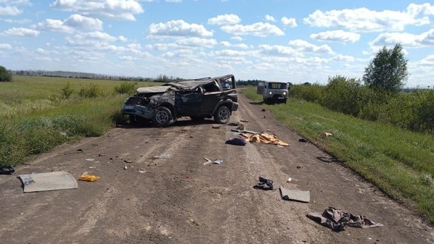 Машину сплющило, есть погибший. Под Омском пенсионер перевернулся на УАЗе