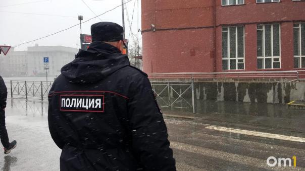 Спасатели передали полицейским детей, которых мать заперла в квартире в Новосибирске