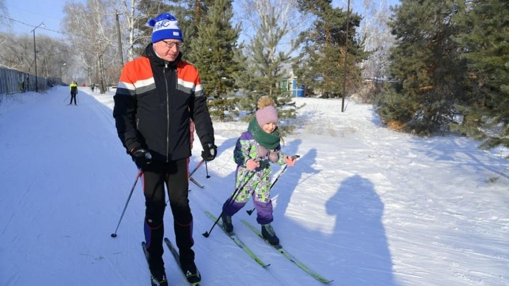 Губернатор Бурков исполнил мечту восьмилетней омички, подарив ей лыжи