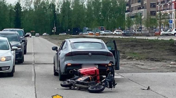 Под Новосибирском автомобиль сбил курьера на электровелосипеде
