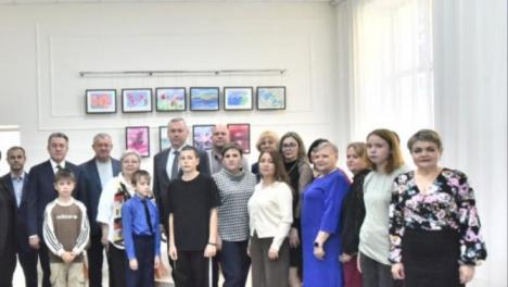 Губернатор Андрей Травников отметил значимость работы Татарского межрайонного центра сбора помощи для участников СВО