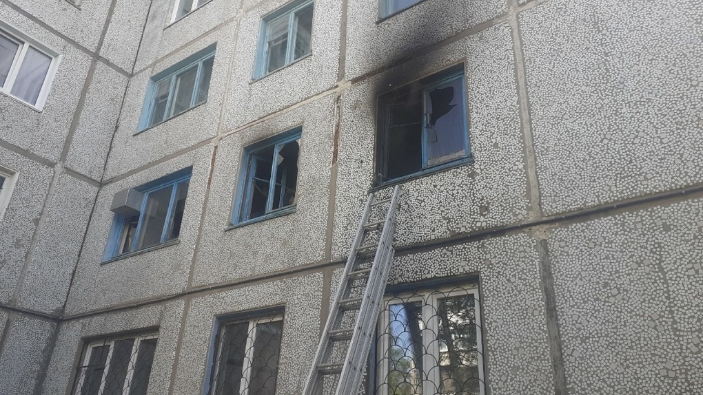 В Омске эвакуировали 13 человек из дома, где загорелась квартира