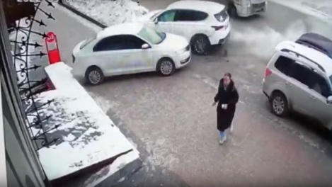 Три иномарки столкнулись и вылетели на тротуар в Омске