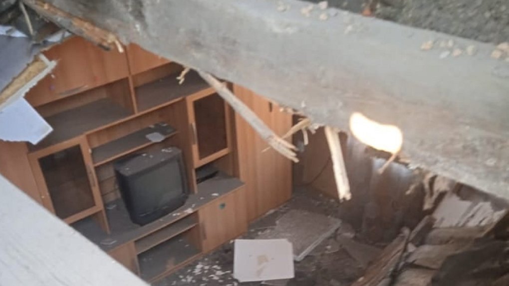 Дом в Ленинском округе, в котором рухнул потолок, мэрия Омска признала аварийным