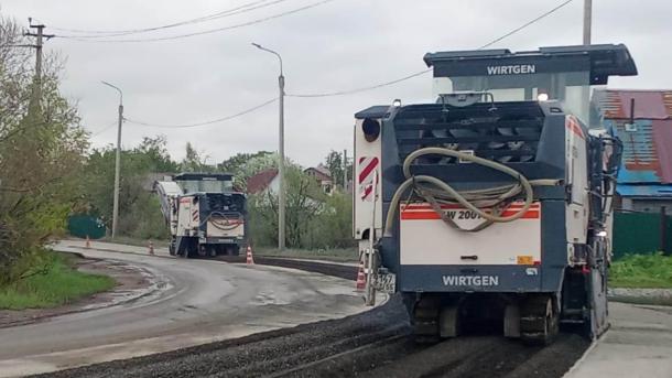 На улице Воровского в Омске укладывают новый асфальт