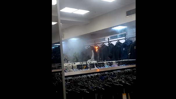 В омском ТЦ «Континент» загорелся магазин одежды. ВИДЕО