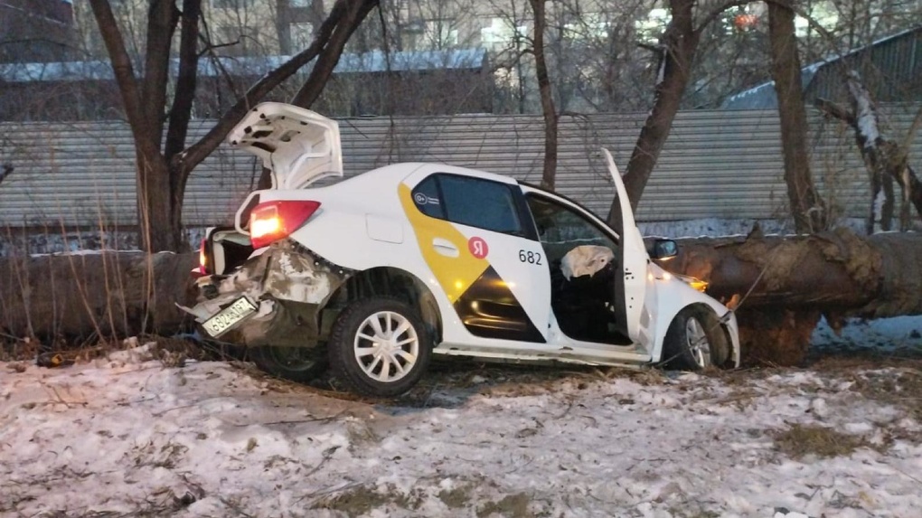 В Омске такси с 16-летней пассажиркой влетело в теплотрассу