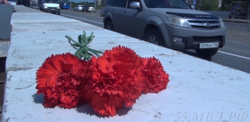 Дорожный рабочий, погибший в Омске под колесами BMW X5, был похоронен в день рождения невесты