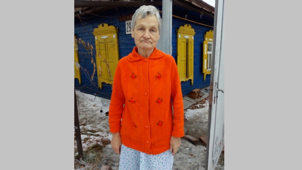 В Омске на улице нашли бабушку в ночной сорочке и без обуви