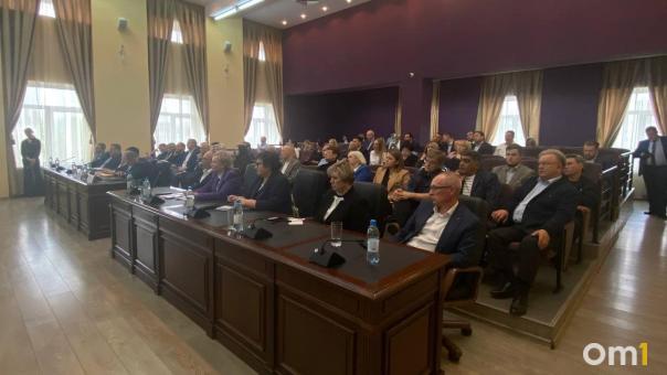 Губернатор Хоценко проводит встречу с членами бизнес-объединений Омской области