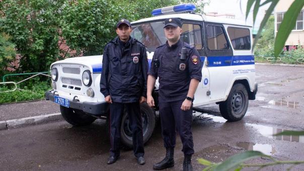 Полицейские на руках выносили омичей из горящего дома на Волгоградской