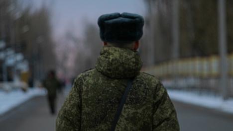 Танки, продуктовые без алкоголя и очень много людей в камуфляже: гуляем по Черëмушкам