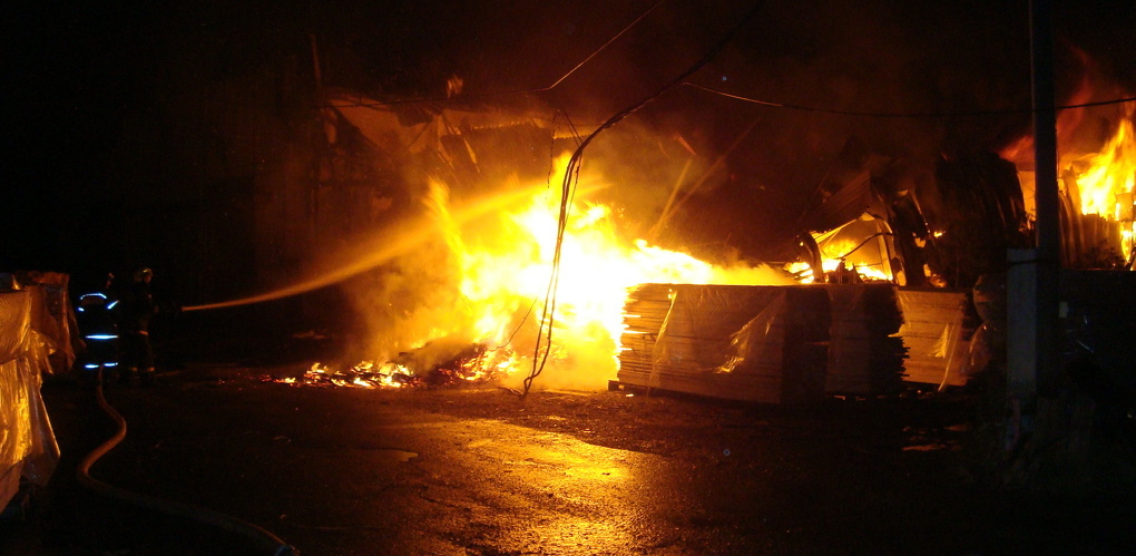 В Омской области пять часов горел частный дом