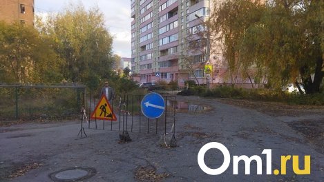 «Каждый год это происходит»: труба во дворе дома на Московке мешает жизни омичей