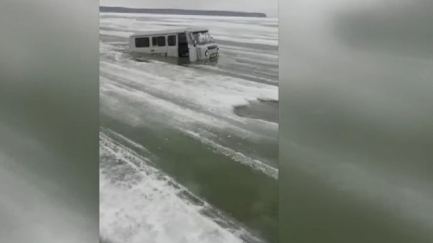 Машина вместе с рыбаками провалилась под лёд на новосибирском водохранилище