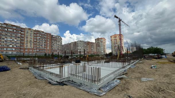 «Мы брали квартиру для детей»: дольщики ЖК «Мирапорт» требуют возобновить стройку