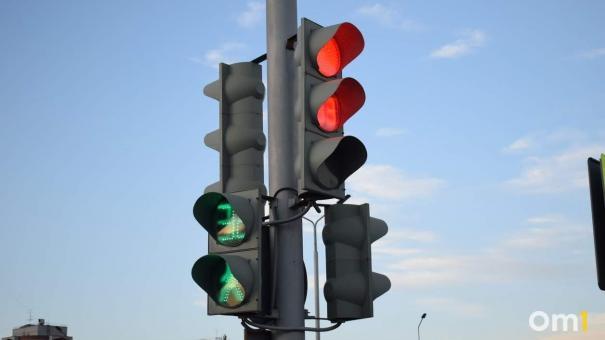 В работе светофора в центре Омска произошли изменения