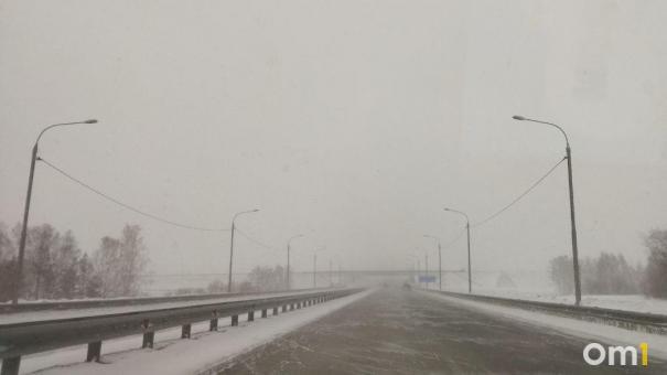 Омскую область завалило снегом: будьте осторожны на дорогах