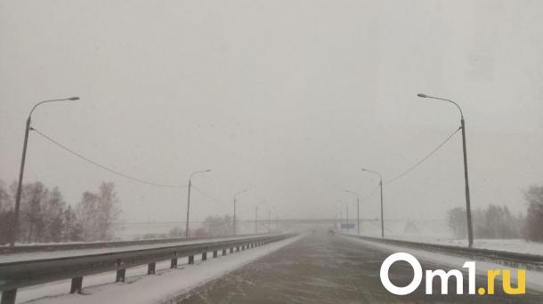 Омскую область завалило снегом: будьте осторожны на дорогах