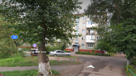 В Омске проверят дом, с крыши которого на ребёнка упал шифер