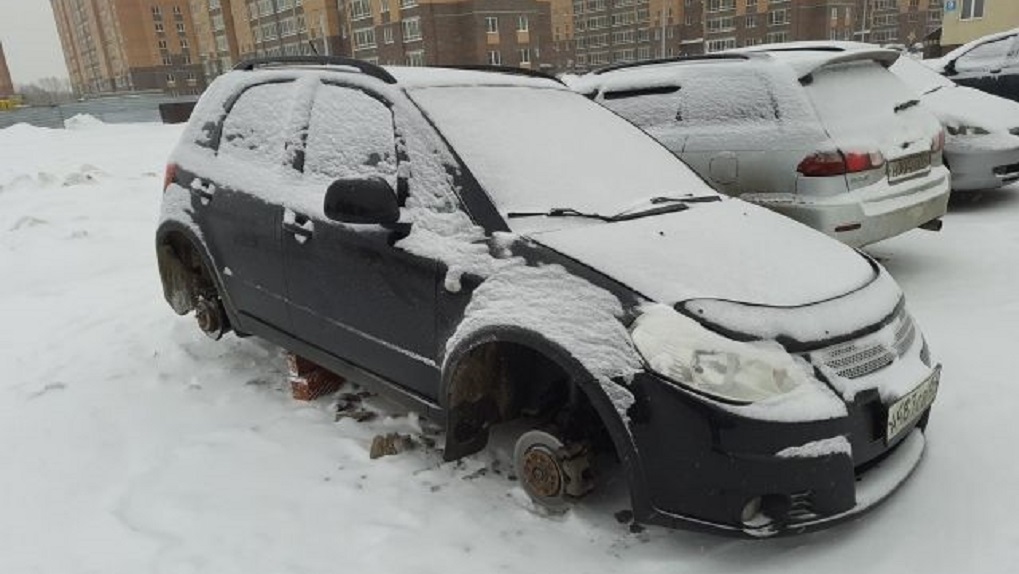 Попытка испугать: неизвестные сняли колёса с машины депутата горсовета Новосибирска