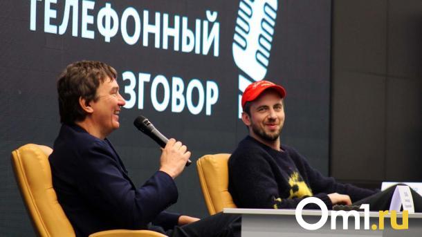В Омск приехал актёр Александр Паль и похвалил кофейню Skuratov