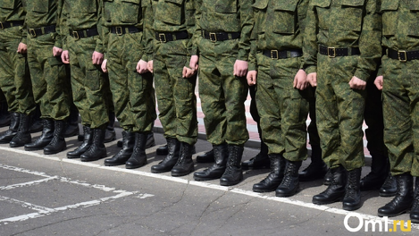 Мобилизованных мужчин в Новосибирске проводили в зону СВО под залпы салютов