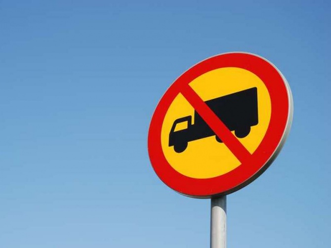 Грузовикам запретят ездить по Омской области для сохранности дорог