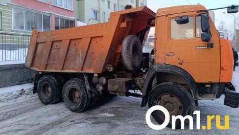 В центре Омска провалился под землю грузовик