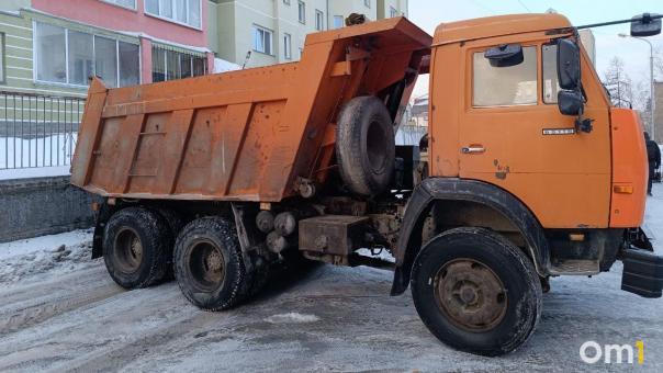В центре Омска провалился под землю грузовик