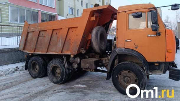 В центре Омска провалился под землю грузовик